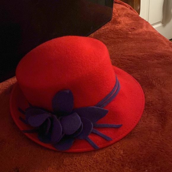 Red hat purple flower on side - Picture 5 of 8